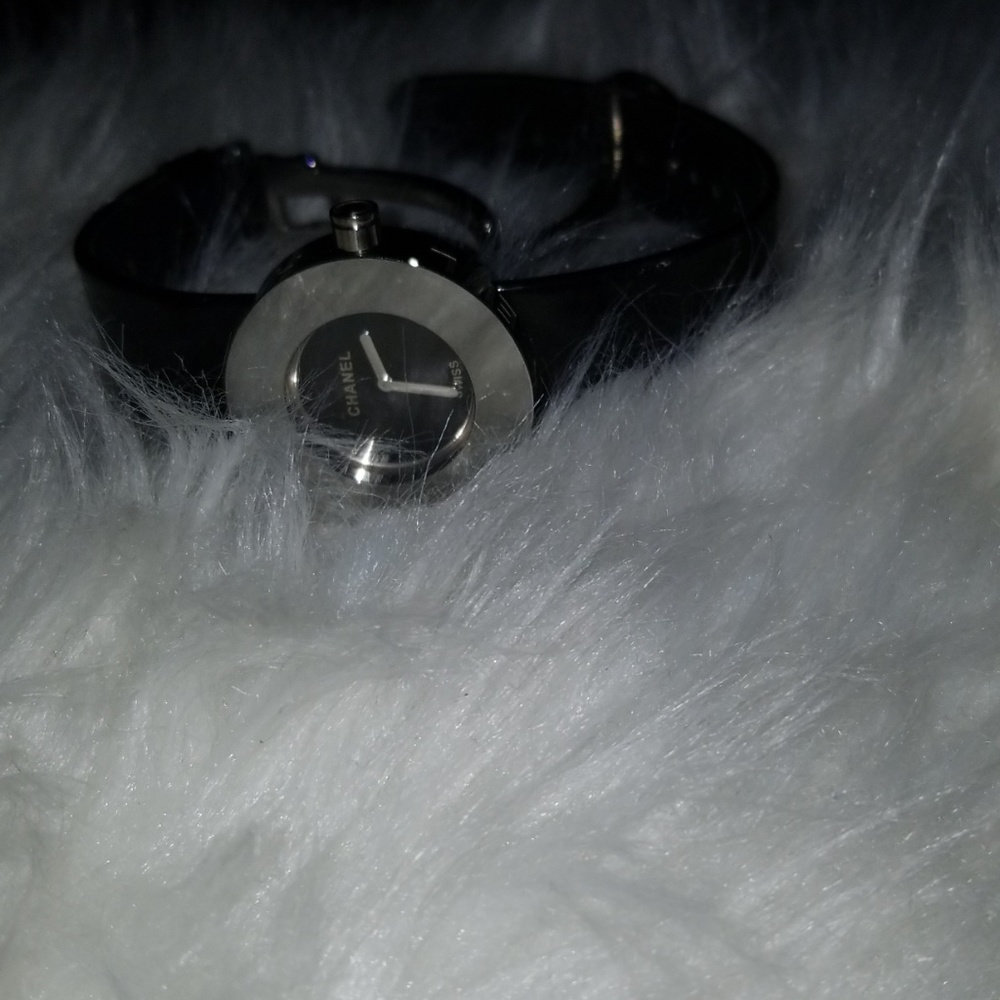 Chanel cut veritable watch.